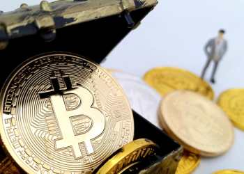 Billetera de Bitcoin inactiva durante una década vuelve a la vida, transfiriendo más de $1 millón