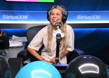 Escándalo de memecoin: Hailey Welch, la ‘chica Hawk Tuah’, demandada por presunto fraude