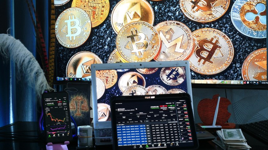 "
5. Pepe From Squid World ($PESW) – Experimenta la Locura de Squid GamePepe From Squid World ($PESW) es un proyecto Metaverso creado para la diversión (como es evidente por su tema), que toma inspiración del popular programa de Netflix Squid Games.
Así que, si eres fanático del programa, esta moneda meme podría ser ideal para ti. Sin embargo, debes tener en cuenta que la naturaleza de $PESW como moneda meme pesada podría hacerla más volátil.
$PESW permite a los usuarios crear sus propios personajes de Pepe que pueden usar para participar en desafíos inspirados en Squid Game y ganar emocionantes recompensas. Otros pueden simplemente disfrutar de los juegos como espectadores VIP.
El token está actualmente en la etapa 14 de su preventa (habrá un total de 60 etapas) y ha logrado recaudar poco más de $80K hasta ahora. Actualmente tiene un precio de $0.00081, pero aumentará a $0.00085 por token en la siguiente etapa.
6. Lightchain AI ($LCAI) – Aprovecha la IA para Crear Blockchain Más Inteligentes y Seguros
Lightchain AI ($LCAI) es otro proyecto cripto único que aprovecha la IA para mejorar los intercambios descentralizados.
Utilizando tecnologías como Proof of Intelligence (PoI), el mecanismo de consenso y la Máquina Virtual de Inteligencia Artificial (AIVM), este proyecto ayudará a crear blockchains más inteligentes y seguros.
El token está actualmente en la etapa 11 de su preventa y ha logrado recaudar más de $9.7M hasta ahora. Cada token está actualmente disponible a $0.004875. Esto aumentará a $0.00525 en la siguiente fase de preventa, así que trata de entrar lo más temprano posible.
Después de que termine la preventa, habrá un pequeño periodo de volatilidad, tras el cual el precio del token debería estabilizarse y buscar puntos de precio más altos. Con un posible mercado alcista de monedas meme en 2025, $LCAI podría aprovechar las olas alcistas para alcanzar nuevos máximos.
7. YourTrump ($YTP) – Hasta un 100% de Rendimientos Gracias al Número de Seguidores de Donald Trump en X
YourTrump ($YTP) es un proyecto ICO que determina el precio del token en función de los últimos cinco dígitos del número de seguidores de Donald Trump en X, que actualmente es de 97,028,322.
Este enfoque único logra captar muy bien el interés de los inversores, lo cual es ideal para un token enfocado en la comunidad.
Por la misma razón (y para mejorar la liquidez), los desarrolladores han asignado el 50% del suministro total de tokens a la preventa.
$YTP está actualmente en preventa, que durará 60 días y se lleva a cabo en cuatro etapas. Al momento de escribir, el token está en la ronda 3, con diez días restantes para la ronda 4.
Cada ronda tendrá una tasa de bonificación diferente, que disminuirá en las rondas subsiguientes. En la primera ronda, la tasa de bonificación fue del 10%, y la última ronda tendrá una tasa de bonificación que dependerá del desempeño de la preventa.
Cada token cuesta actualmente $0.0284.
Dado que el precio se basa en los seguidores de Trump, es difícil estimar el precio para la siguiente ronda.
Sin embargo, el sitio web oficial de la preventa ha mencionado el precio estimado de cotización del token: $2.8322. Así que, si entras ahora, podrías obtener un retorno de alrededor del 100%.
¿Están Resurgiendo las Monedas Meme en 2025?
Al llegar a 2025, las preventas de criptomonedas están demostrando su potencial y resiliencia mientras se preparan para rendimientos masivos.
$WEPE, $SOLX, $FLOCK y $BEST se destacan como los principales contendientes, reflejando el interés de los inversores más allá del simple bombo.
Sin embargo, es importante hacer tu propia investigación. La mejor manera de invertir tu dinero en criptomonedas y otras clases de activos riesgosos es realizando una debida diligencia.
![