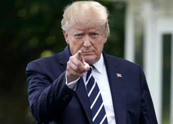 Trump vs. Powell: Criptomonedas Firmes Mientras Mercados Tradicionales se Desploman