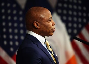El alcalde Eric Adams bajo fuego por el colapso de su criptomoneda NYC Token