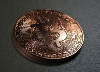 Bitcoin cae a $75,900 tras la decisión de la Fed: salida masiva de fondos de ETFs