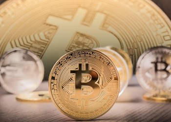 EE. UU. e Irán intensifican el conflicto; Bitcoin se desploma y expertos recomiendan vender