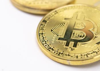 Más de $4 mil millones en posiciones largas al borde de la liquidación: Bitcoin se mantiene sobre $80 000