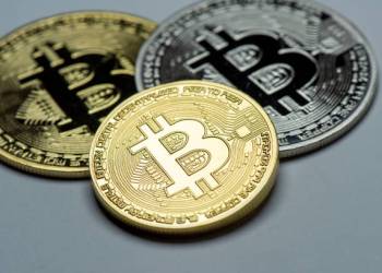 Analista advierte que Bitcoin podría caer hasta $50,000 tras perder los $70,000