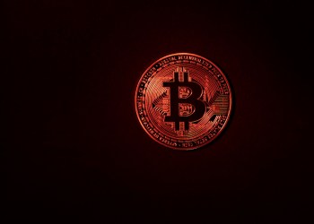 Bitcoin cae bajo $72,000 y la venta de BTC por Strategy despierta alarma en el mercado