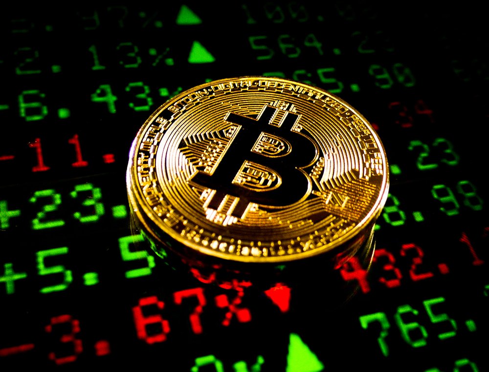 Analysts Watch for Crypto Decoupling, Stock Market Correlation, and $7K Bitcoin in 2025