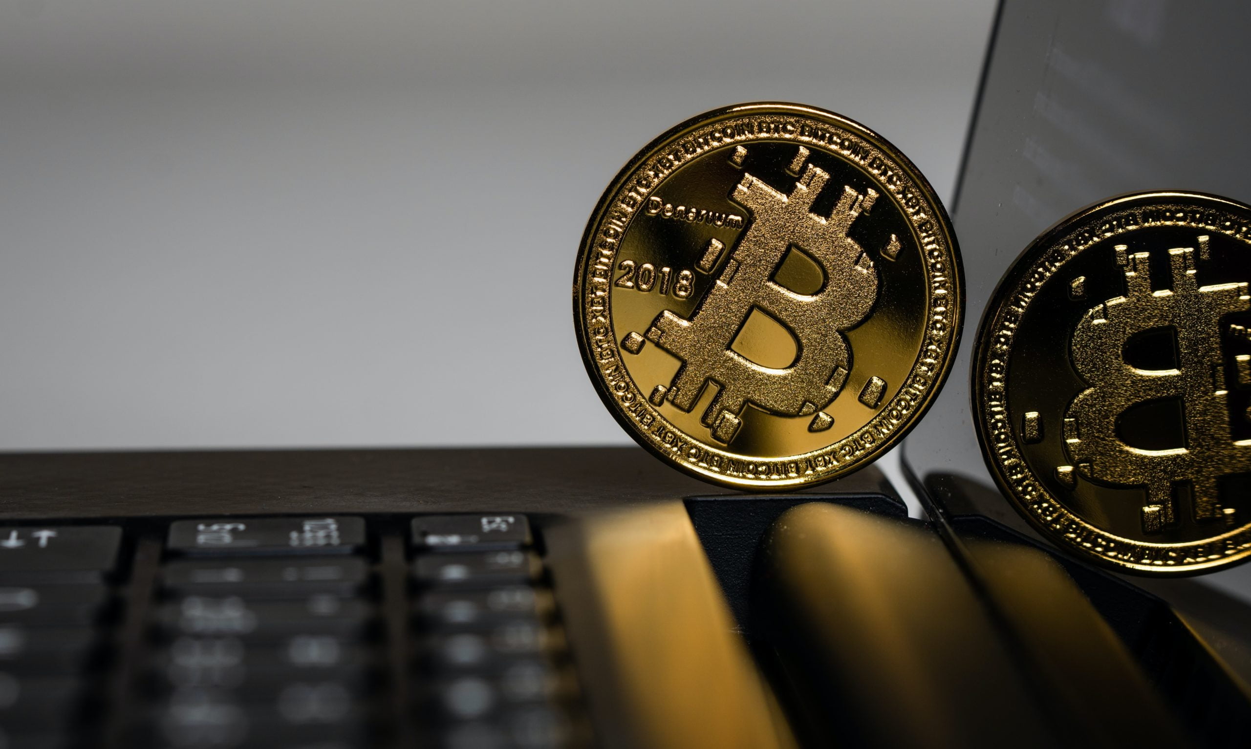 Bitcoin Downplays S&P 500 Correlation, Hits $9.7K as Gold Rise