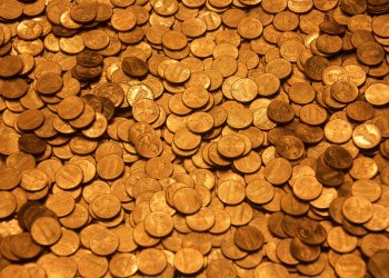 Peter Schiff: Bitcoin HODLers Delusional as Gold Outperformed BTC, But Did It?