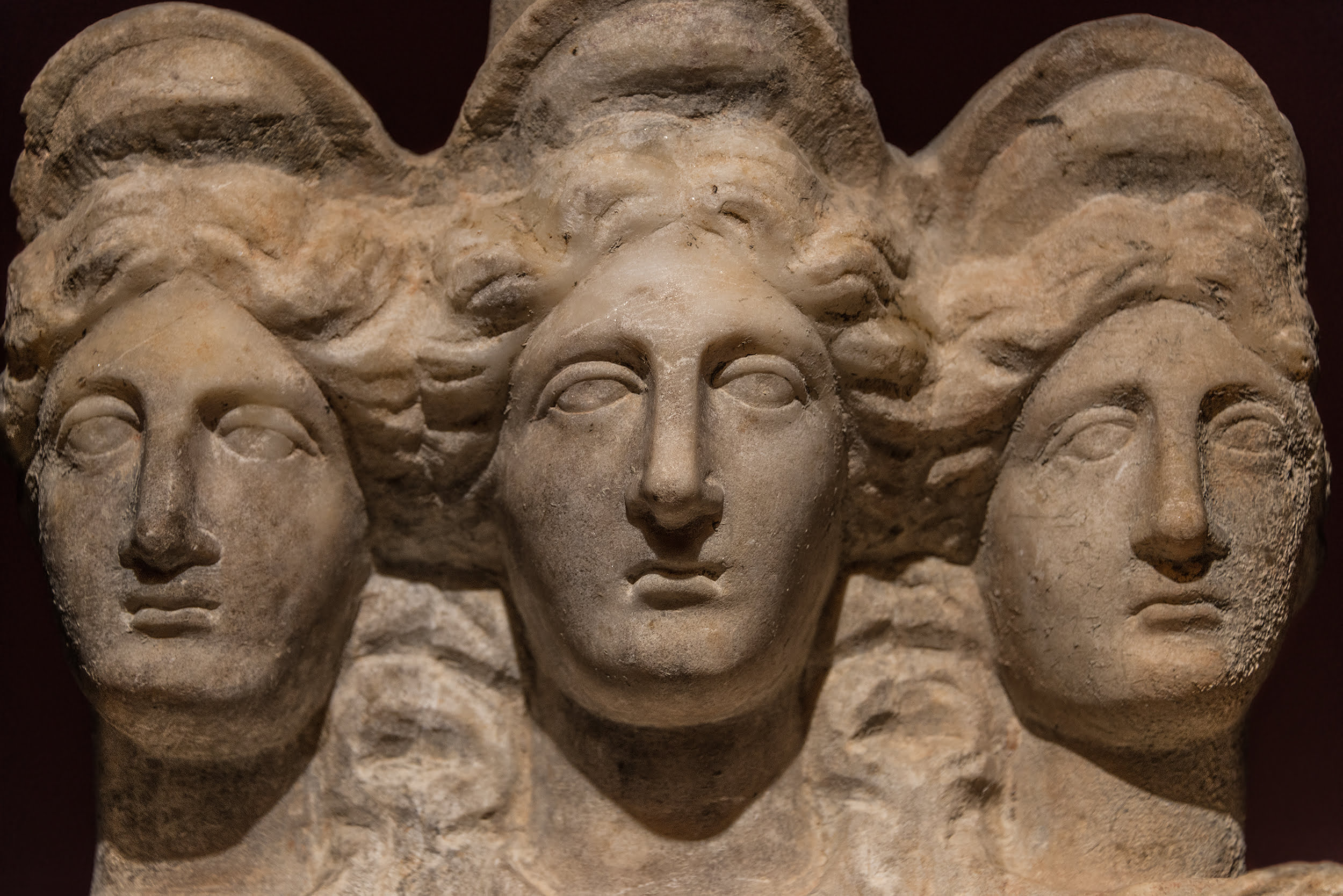 После голова три. Три головы. Древнеазиатские статуи женщин. Голова античной женщины.