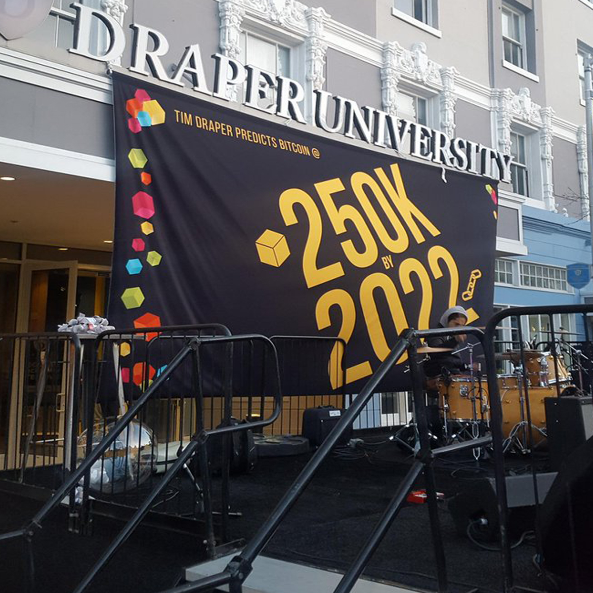 A banner with 250K and the year 2022 written on it. Above it says Draper University