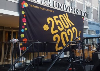 A banner with 250K and the year 2022 written on it. Above it says Draper University