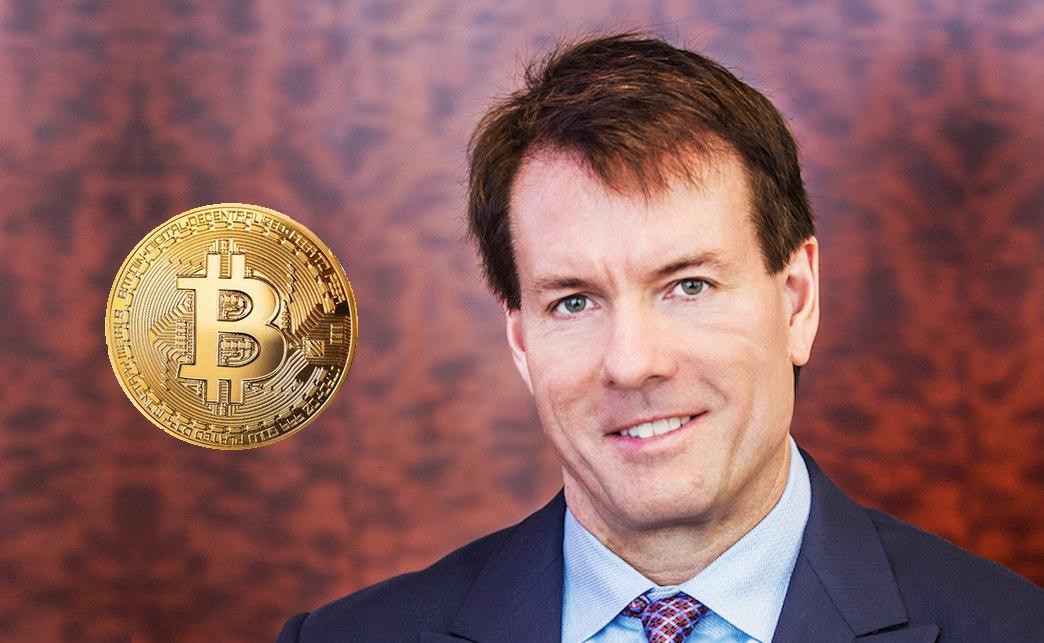 Picture of MicroStrategy CEO Michael Saylor with a bitcoin next to him