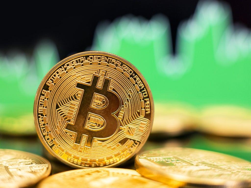 Bitcoin Rally As Altcoins Turn Green, Pushes Market Above $1 Trillion Threshold