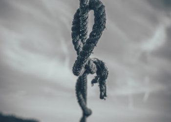 Bitcoin In Danger Zone: Bulls Must Hold $27,700 For Price Recovery, Expert Suggests