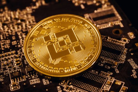 BNB Price Rally Imminent? Trendline Break Could Ignite Surge To $635