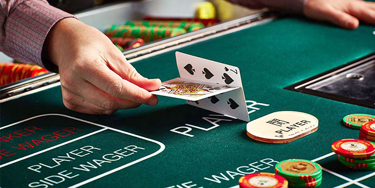 El baccarat en sus diferentes variantes sigue siendo uno de los más populares juegos de casino online en Argentina.