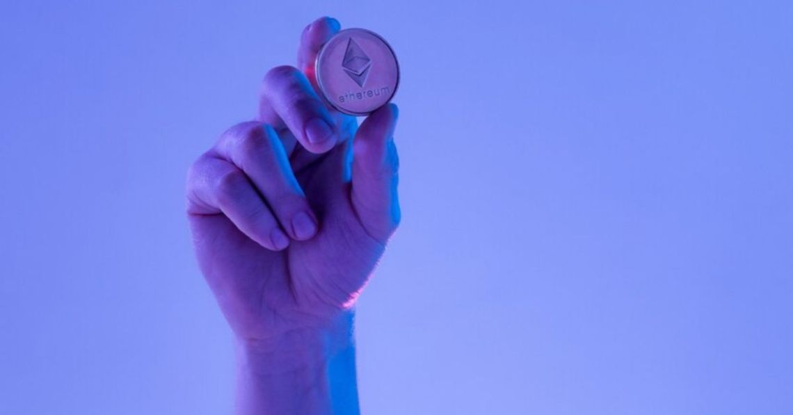 คริปโตคืออะไร? ความหมายและความแตกต่างจากสกุลเงินดิจิทัลในปี 2025 สำหรับมือใหม่