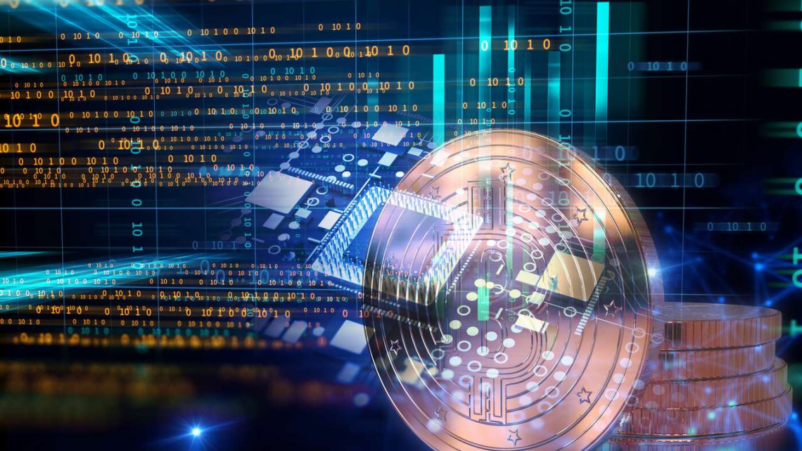 عملة رقميّة بتصميم رقمي حديث، محاطة بعناصر تقنية من الدوائر الإلكترونية والبيانات المشفرة