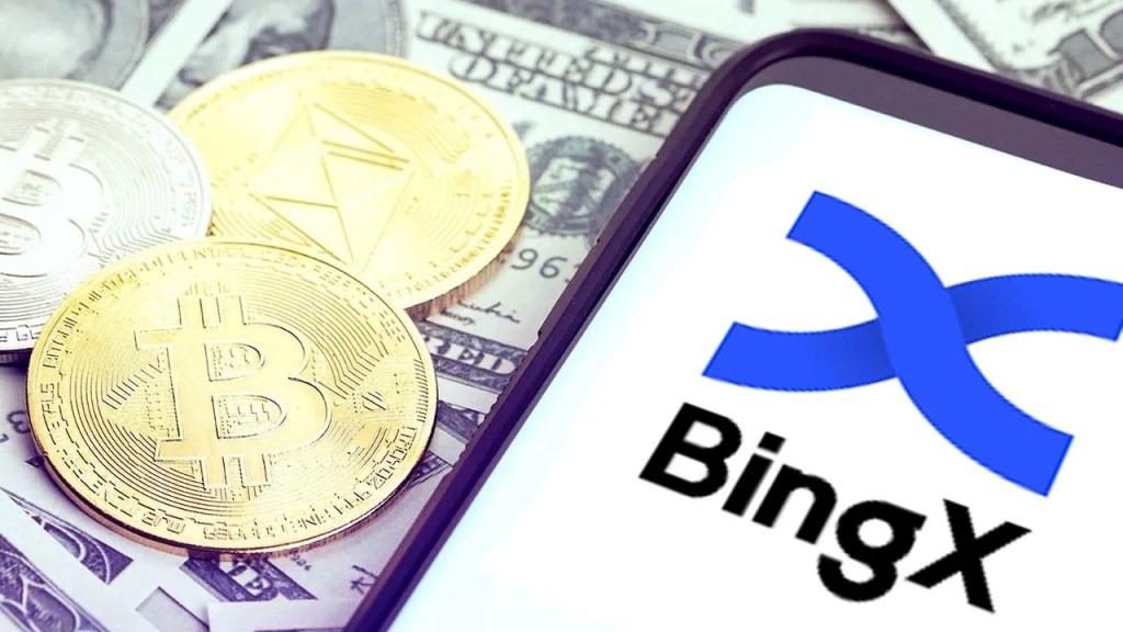 هاتف يظهر عليه شعار منصة BingX وبجانبه عملة بيتكوين وأوراق نقدية