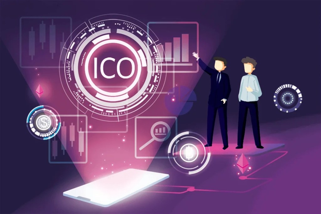 رجلان يقفان أمام واجهة افتراضية تحتوي على رمز ICO ومؤشرات مالية ورسوم بياني