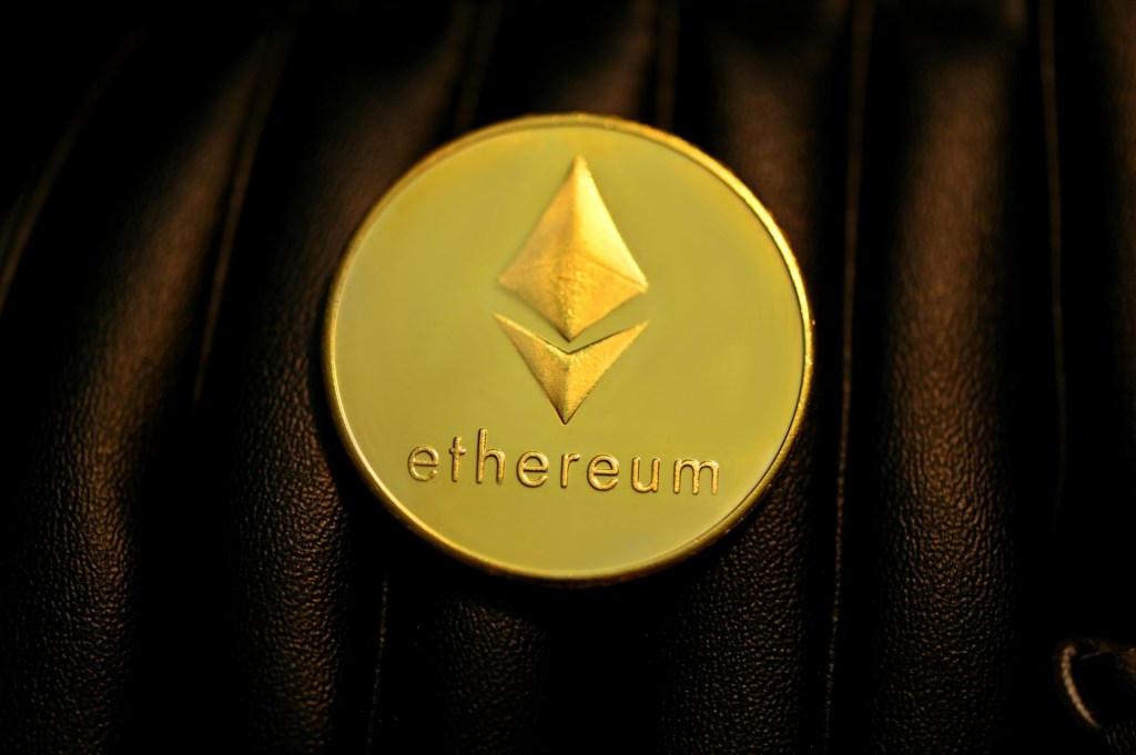 Ethereum (ETH) – Nền Tảng Cốt Lõi Cho Hợp Đồng Thông Minh và DeFi