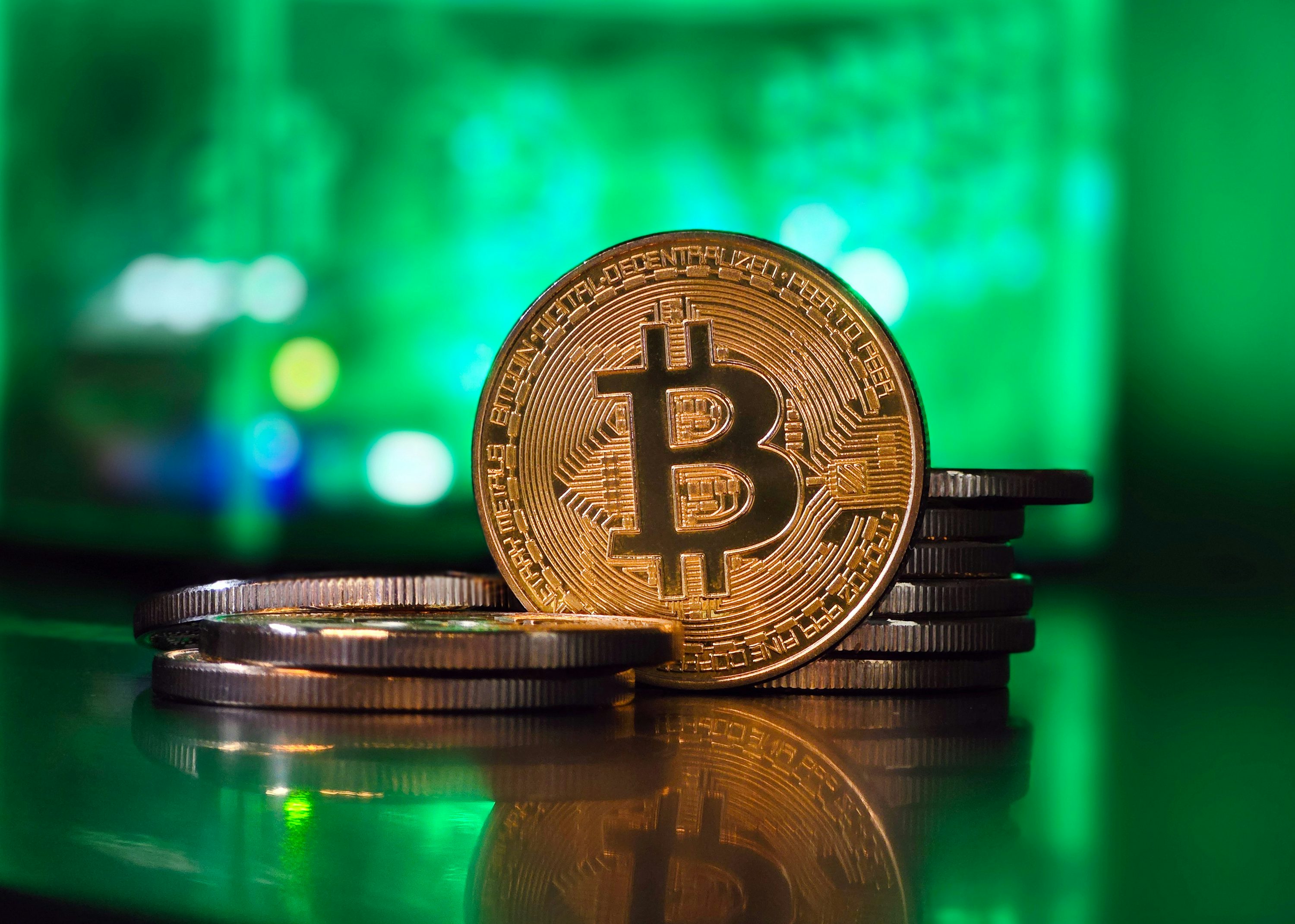 Halfway To Clean: Bitcoin Hits 50% Renewable Mark, Ripple Chairman Reacts