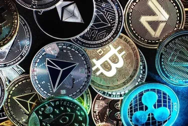 Altcoin season uitgesteld? Bitcoin dominantie houdt kapitaal weg van XRP, SOL en ADA