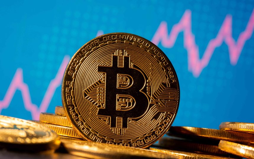 ChatGPT voorspelt: BTC koers riskeert crash onder $100k – kan Bitcoin instorten?