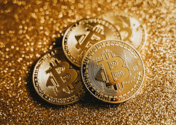 Bitcoin Non Ti Salverà—Peter Schiff Dice che Sarà l’Oro a Vincere Mentre Trump Distrugge il Dollaro