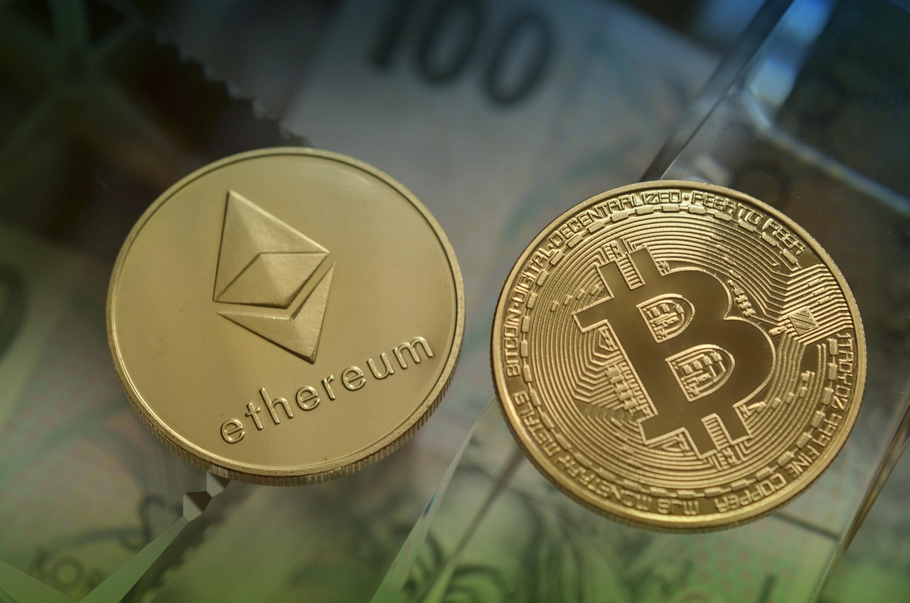 Bitcoin koers stabiel rond $117.000 terwijl Ethereum uitbreekt naar $3.700