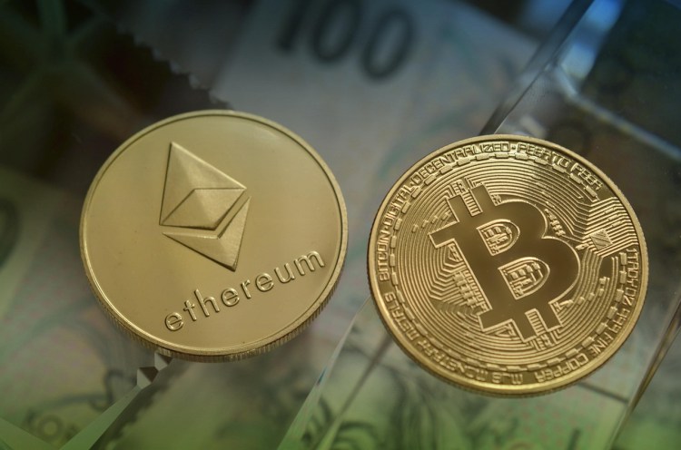 Bitcoin koers stabiel rond $117.000 terwijl Ethereum uitbreekt naar $3.700