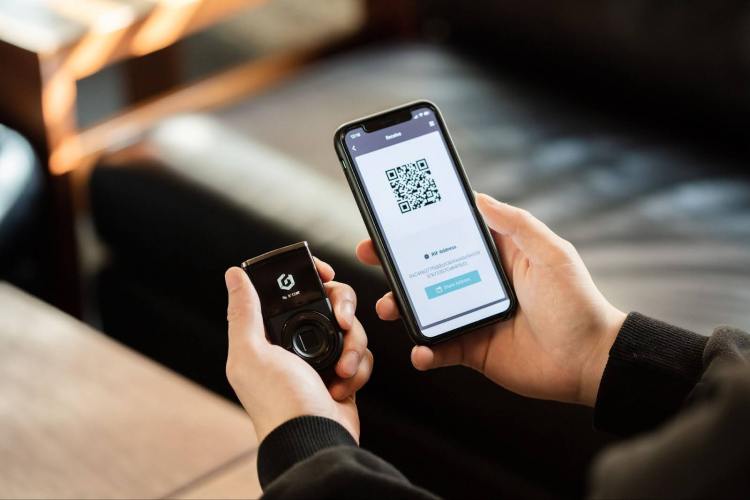 D’CENT biometric wallet in hand