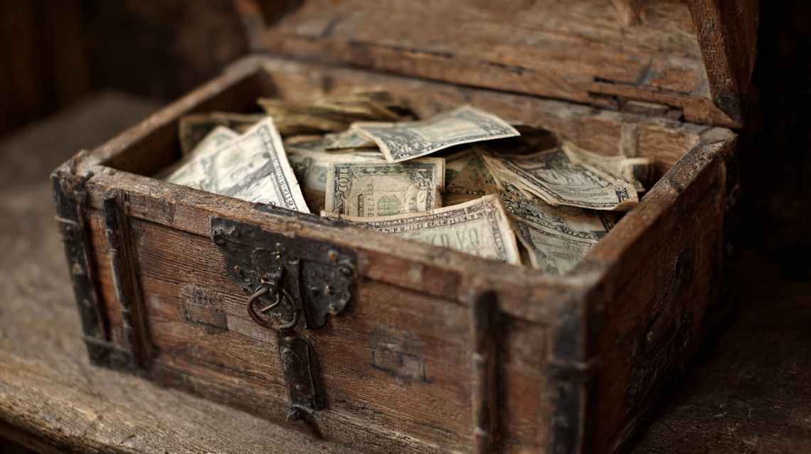 札束が入っている古びた木箱のボックス