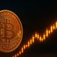ビットコイン 今後の価格見通し：下降トライアングル崩壊後、10万5,000ドルを下回る可能性はあるか？
