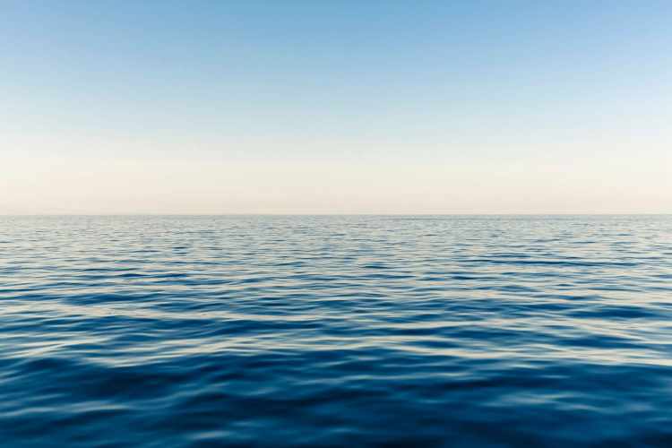 море