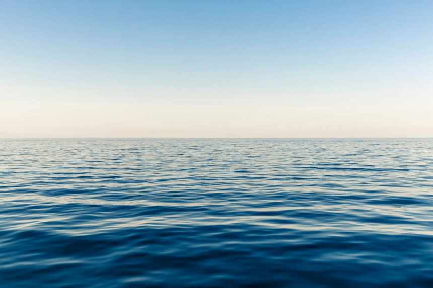 море