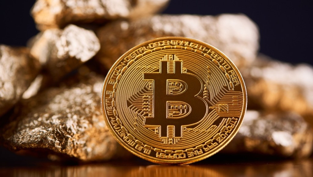 „Pre tých, ktorí hľadajú pevný základ vo svojom dlhodobom portfóliu, BTC ponúka likviditu, sieťovú bezpečnosť a históriu prijímania, ktorá ďaleko presahuje komunitu malých investorov.“
