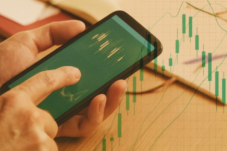 スマートフォンでチャートを見る画像｜ビットコイン空売り