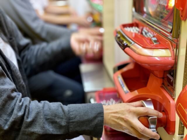 パチンコに興じる人たちの手