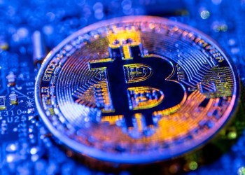 Bitcoin hält sich nahe 87000, während sich der Markt von einem starken Ausverkauf erholt und ETFs neue Aufmerksamkeit gewinnen