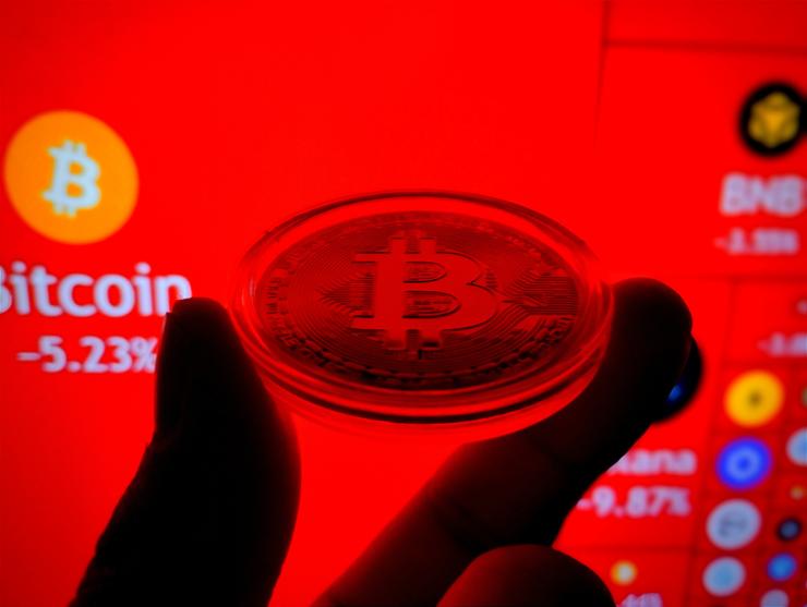 Bitcoin kryptomeny v červených číslach