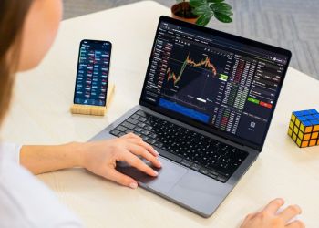 アルトコイン 市場が続落する中、急成長中の新興プロジェクトが投資先として浮上する理由