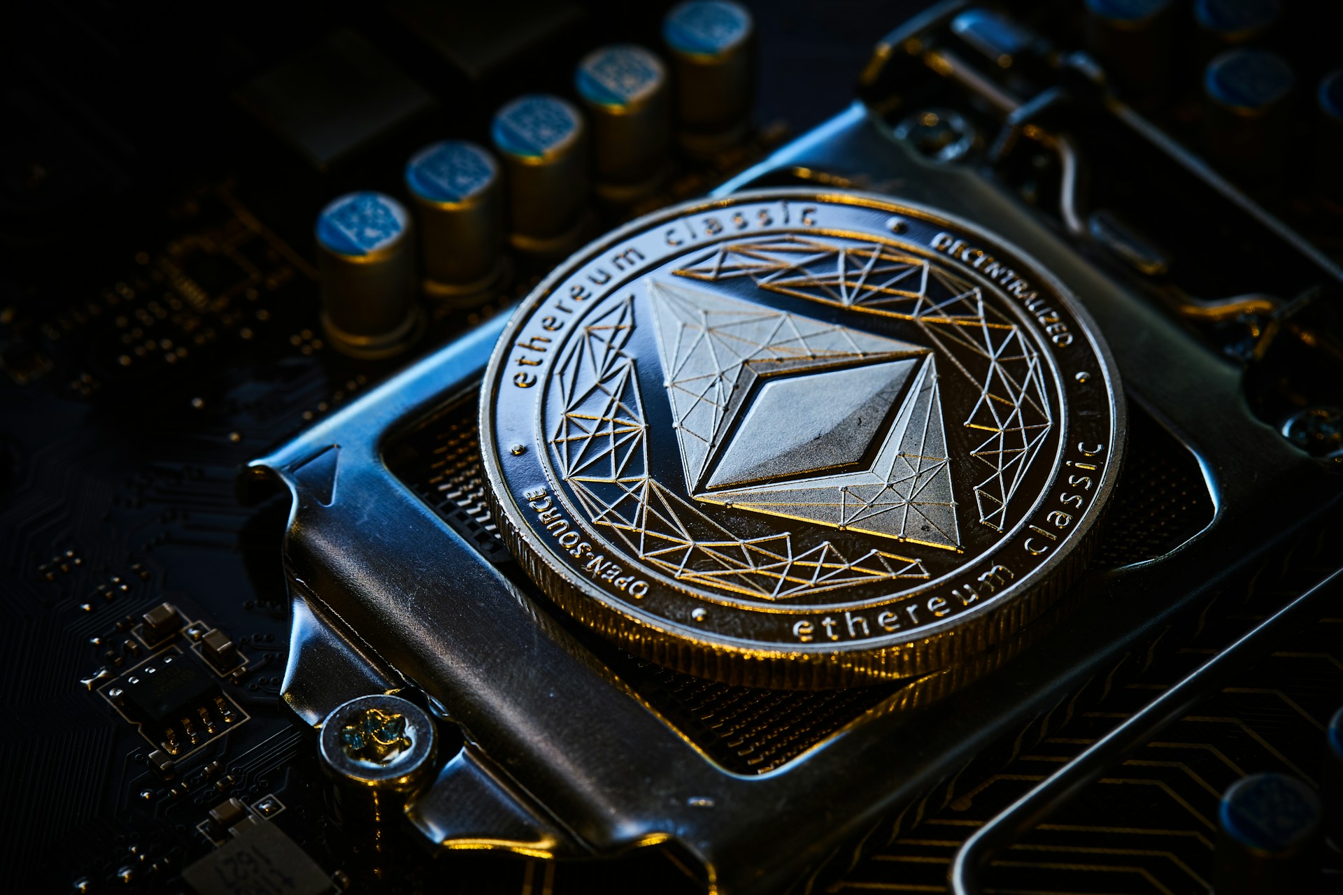 BlackRock Debuta ETF de Ethereum com Staking na Nasdaq, ETH Mira US$ 2.100